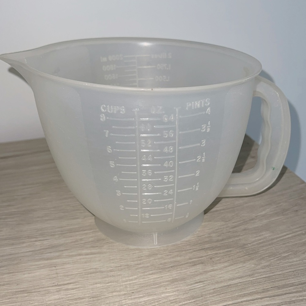 8 cup Vintage Tupperware in exc condition. For its age, it’s just about …